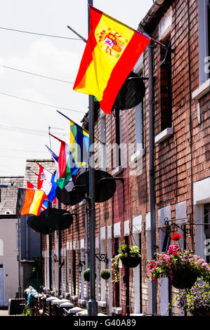 BELFAST, IRLANDE DU NORD. 03 juin 2016 - Les résidants de la rue Iris, Belfast décorent leurs maisons avec des drapeaux de toutes les nationalités à la finale de la Ligue Championnat d'Europe (Euros) 2016 Banque D'Images