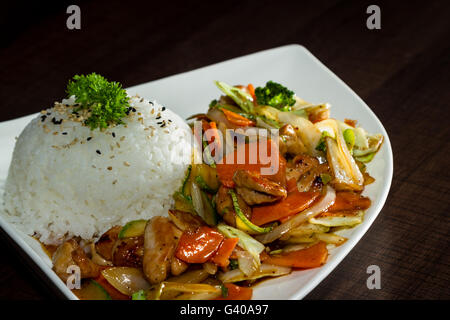 Délicieux repas avec poulet grillé et légumes préparés et présentés avec des ingrédients frais style restaurant Banque D'Images