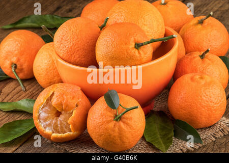 Mandarines mandarines en orange bowl. Libre. Banque D'Images