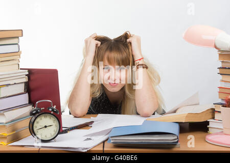 Studio étudiant sur la table et à dessein dans le châssis Banque D'Images