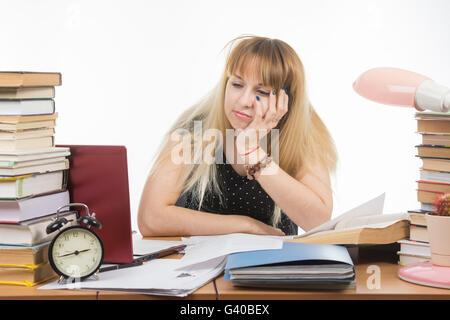 Demandeur bouleversé à la triste à un ordinateur portable qui a vu pas inscrits à l'école Banque D'Images