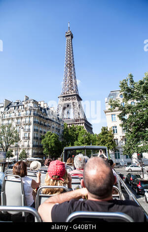 Les touristes en visite de ville bus allant à la Tour Eiffel Banque D'Images