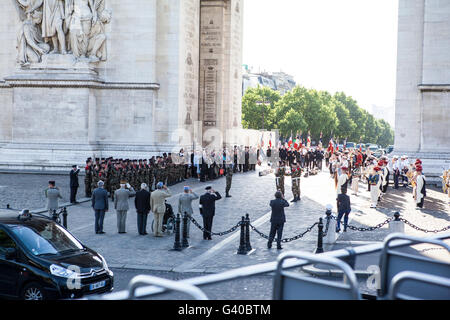 Activités diplomatiques en vertu de l'Arc de Triomphe, Paris, France Banque D'Images