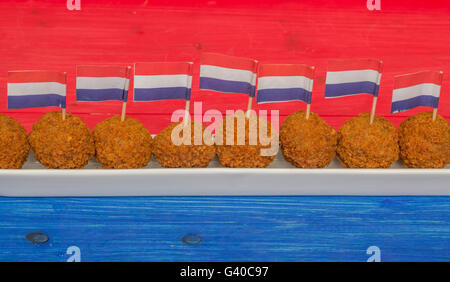 En-cas néerlandais avec peu de drapeaux néerlandais sur un tableau coloré Banque D'Images