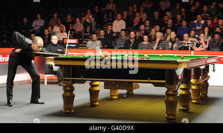 Graeme Dott en action contre John Higgins pendant les Ladbrokes Mobile Masters à Wembley Arena, Londres. Banque D'Images