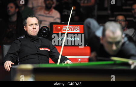 Graeme Dott en action contre John Higgins (à gauche) pendant les Ladbrokes Mobile Masters à Wembley Arena, Londres. Banque D'Images