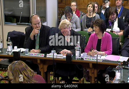 (De gauche à droite) Mark Thompson, directeur général de la BBC, Elan Closs Stephens, administrateur de la BBC pour le pays de Galles et Menna Richards, directeur de la BBC Wales, qui ont témoigné devant la commission des affaires galloises de la Chambre des communes de Londres sur l'avenir du S4C. Banque D'Images