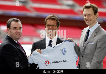 alex Horne, secrétaire général de la FA (à gauche), Fabio Capello, directeur de l'Angleterre, et Duncan Aldred, directeur général de Vauxhall (à droite), lors d'une annonce de parrainage au stade Wembley, à Londres. Banque D'Images