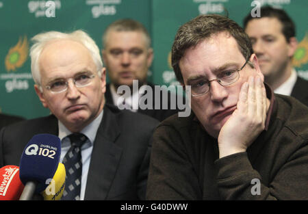 Le leader du Parti vert John Gormley (à gauche) et le sénateur Dan Boyle tiennent une conférence de presse après leur réflexion préélectorale au Grand Hotel de Malahide. Banque D'Images