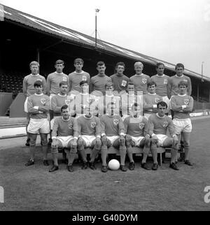 Groupe d'équipe Blackpool.(Rangée arrière, l-r) John Green, Glyn James, Grahame Rowe, Alan Taylor,Kevin Thomas, Neil Turner, James Robson, Alan Suddick.(Rangée du milieu, l-r) Ronnie Brown, Gordon Milne, John McPhee, Tony Green,Tommy Thompson, Henry Mowbray, Leslie Lea.(Première rangée, de gauche à droite) Graham Oates, Gerry Ingram, Jimmy Armfield (capitaine), Ray Charnley,Alan Skirton Banque D'Images