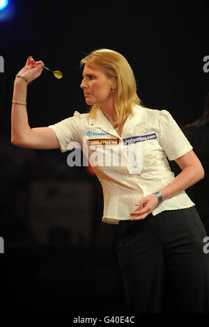 Trina Gulliver, en Angleterre, en action dans la demi-finale des Womens lors du BDO World Professional Darts Championship au Lakeside Complex, Londres Banque D'Images