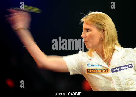 Trina Gulliver, en Angleterre, en action dans la demi-finale des Womens lors du BDO World Professional Darts Championship au Lakeside Complex, Londres Banque D'Images