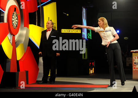 Trina Gulliver, en Angleterre, en action dans la demi-finale des Womens lors du BDO World Professional Darts Championship au Lakeside Complex, Londres Banque D'Images