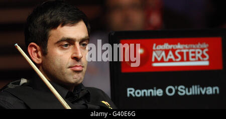 Ronnie O'Sullivan est assis dans sa chaise pendant son match contre Mark Allen pendant les Ladbrokes Mobile Masters à Wembley Arena, Londres. Banque D'Images