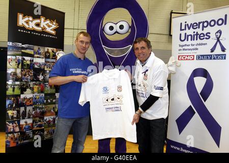 Tony Hibbert d'Everton (à gauche) lors d'une session de presse pour le Kick Goals Thru football au Scargreen Sports Center, Liverpool. Banque D'Images