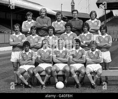 Groupe d'équipe Blackpool. (Rangée arrière, l-r) Terry Alcock, George Wood, Bill Bentley, Colin King et Alan Ainscow. (Rangée du milieu, l-r) Rob Hatton, Steve Harrison, John Curtis, Paul Hart, Stan McEwah et David Tong. (Première rangée, l-r) Kevin Moore, Alan Suddick, Peter Suddaby, Michael Walsh et Billy Ronson Banque D'Images