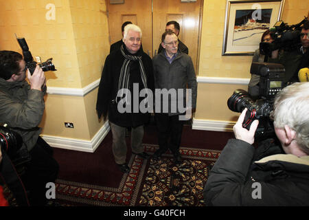 Les conseillers de Sinn Fein Larry O'Toole (à gauche) et Dessie Ellis sont détournés par les attachés de presse et Gardai après avoir essayé d'entrer dans la pensée du Parti Vert au Grand Hotel de Malahide. Banque D'Images