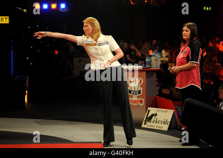 Trina Gulliver, en Angleterre, en action dans la demi-finale des Womens lors du BDO World Professional Darts Championship au Lakeside Complex, Londres Banque D'Images