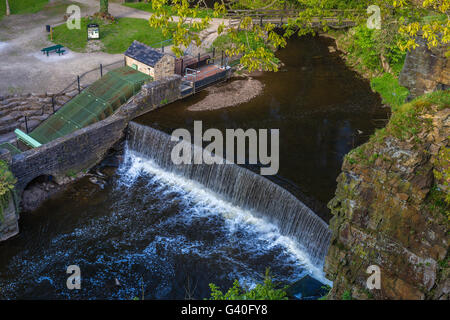 Regardant vers le bas sur la principale weir sur la rivière à New Mills Goyt Banque D'Images