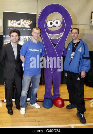 Football - Kick Goals Thru football - Centre sportif Scargreen.Tony Hibbert d'Everton (au centre à gauche) lors d'une session de presse pour le football Kick Goals Thru au Scargreen Sports Center de Liverpool. Banque D'Images