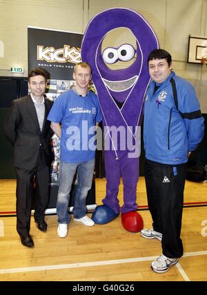 Tony Hibbert d'Everton (au centre à gauche) lors d'une session de presse pour le football Kick Goals Thru au Scargreen Sports Center de Liverpool. Banque D'Images