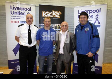 Tony Hibbert d'Everton (deuxième à gauche) lors d'une session de presse pour le Kick Goals Thru football au Scargreen Sports Center, Liverpool. Banque D'Images