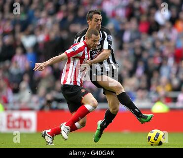 Newcastle Uniteds Jonas Gutierrez (à droite) et la bataille de Phillip Bardsley de Sunderland pour le ballon Banque D'Images