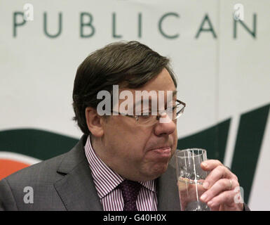 Taoiseach Brian Cowen a un verre d'eau lors d'une conférence de presse à l'hôtel Alexander de Dublin, où il a confirmé qu'il resterait à la tête de son parti Fianna Fail au pouvoir. Banque D'Images