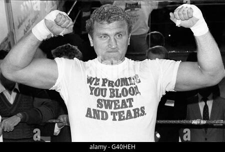 Photo du boxeur Joe Bugner avant son combat de 1987 contre Frank Bruno. Bugner, l'ancien champion britannique de poids lourds, a annoncé qu'il reviendra sur la piste le mois prochain à l'âge de 45 ans. Aujourd'hui grand-père et citoyen australien, l'ancien détenteur de titre britannique et européen affirme qu'il affrontera le champion australien actuel Vince Cervi, 27 ans, sur la Gold Coast le 22 septembre. Voir PA Story BOXING Bugner. Banque D'Images