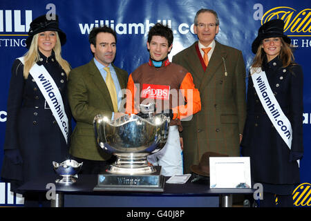 Propriétaire Robert Waley-Cohen (deuxième à droite) Et le jockey Sam Waley-Cohen (au centre) célèbre la victoire de William Hill Roi George VI Chase avec long Run Banque D'Images