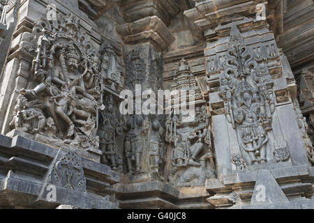 Panneau mural de secours. (De gauche), Narsimha Sundari, Nagas, Vishnu comme Varaha et Seigneur Bramha Chennakesava temple, Karnataka, Inde Banque D'Images