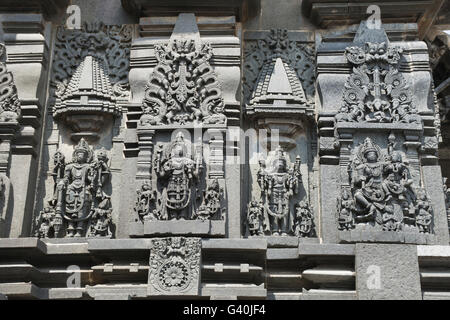 Panneau mural de secours. (De gauche) Sundari, Nagas, Shiva, Bramha et Narayana sur la droite. Chennakesava belur karnat Banque D'Images