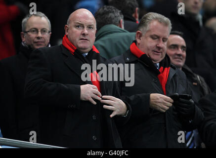 Football - FA Cup - troisième tour Replay - Manchester City / Leicester City - City of Manchester Stadium.Graham Wallace, chef de l'exploitation de Manchester City (à droite) dans les tribunes Banque D'Images