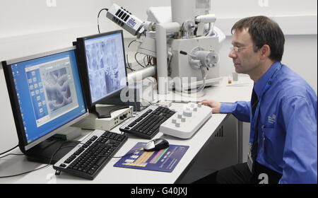 Paul Blackwell, Senior Research Fellow, regarde des images d'un microscope électronique à balayage, au centre de recherches avancées (AFRC) de l'Université de Strathclyde, qui a été inauguré officiellement aujourd'hui par le duc de York. Banque D'Images