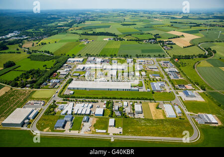 Vue aérienne, zone industrielle zone industrielle Belecke Belecke Walter Rathenau, anneau, Warstein, Sauerland, Rhénanie du Nord-Westphalie, Banque D'Images