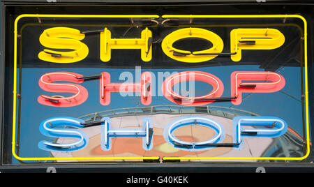 'Shop' affiche au néon à l'extérieur boutique de souvenirs à Luna Park Sydney, Milsons Point, Sydney, New South Wales, Australia Banque D'Images