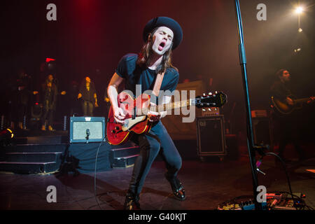 James Bay joue sur la scène à Eventim Apollo le 29 mars 2016 à Londres, en Angleterre. Banque D'Images