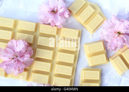 Une barre de chocolat blanc avec des fleurs fleur de cerisier japonais Banque D'Images