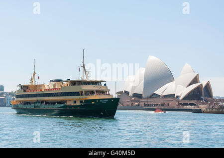 Sydney Ferries 'navire' Collaroy arrivant à Circular Quay, Sydney Harbour, Sydney, New South Wales, Australia Banque D'Images