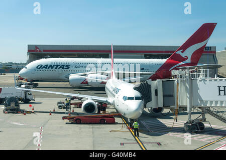 Boeing Dreamliner Qantas et de l'Airbus A380 à l'aéroport de Sydney Kingsford Smith, Mascot, Sydney, New South Wales, Australia Banque D'Images