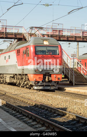 Fédération nationale de chemins de fer Train rouge et la voie à l'été en Russie dans la République du Bachkortostan Banque D'Images