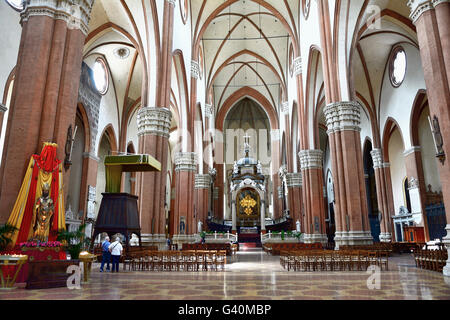 La nef, avec le ciboire Vignola. Basilique San Petronio. La Piazza Maggiore. Bologne, Emilie-Romagne, Italie, Europe Banque D'Images