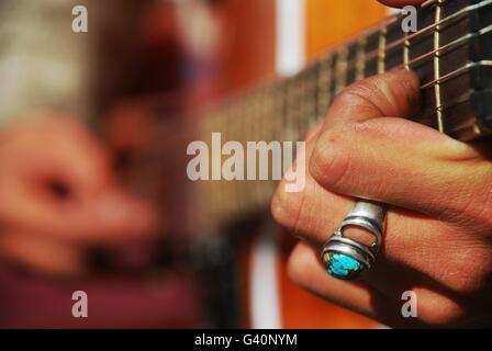 Gros plan sur les mains d'un guitariste Banque D'Images