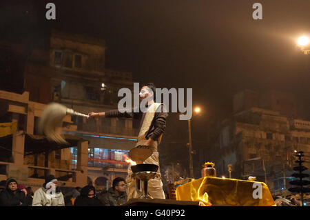 Prêtre Indien non identifiés effectue ou cérémonie religieuse Ganga Aarti puja à ghat Dashashwamedh incendie Banque D'Images