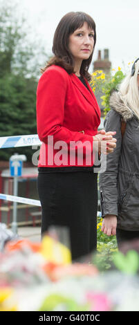 Rachel Reeves, travail MP pour Leeds West à Birstall, West Yorkshire, député travailliste après Jo Cox a été poignardé à mort dans la rue à l'extérieur de sa circonscription conseils la chirurgie. Banque D'Images