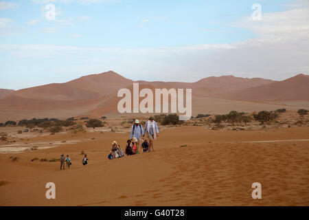 Alpinistes sur Big Daddy dans Dunes Sossusvlei - Namibie Banque D'Images