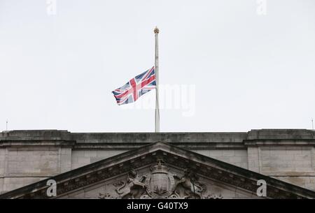 Le drapeau au-dessus de Buckingham Palace, Londres, les mouches en berne après le travail MP Jo Cox a été poignardé à mort dans la rue à l'extérieur de sa circonscription dans la chirurgie conseils Birstall, West Yorkshire. Banque D'Images