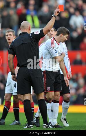 L'arbitre Howard Webb montre la carte rouge à Steven de Liverpool Gerrard (à droite) pour une faute sur Michael Carrick de Manchester United Banque D'Images
