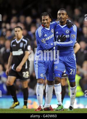 Salomon Kalou (à droite), de Chelsea, célèbre avec Patrick Van Aanholt, coéquipier (à gauche) après avoir scrué l'objectif d'ouverture Banque D'Images