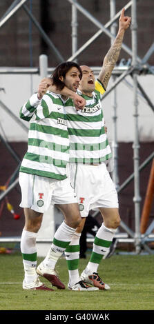 Daniel Majstanovic (à droite) du Celtic célèbre son but avec son coéquipier Georgios Samaras lors du match de la coupe d'Écosse du quatrième tour au parc Shailfield, Berwick. Banque D'Images